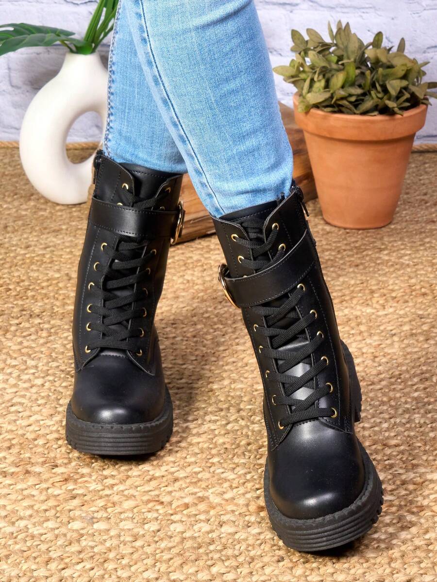 Elegantes, versátiles, modernas y cómodas, estas botas de mujer se adaptan a diversas ocasiones, desde eventos formales hasta salidas informales. Ideales para el otoño e invierno, ofrecen calidez y estilo en climas fríos. Confeccionadas en materiales como, y, estas botas destacan por su suavidad y durabilidad. - Negro - Ver 1