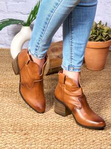 Elegantes, versátiles, modernas y cómodas, estas botas de mujer se adaptan a diversas ocasiones, desde eventos formales hasta salidas informales. Ideales para el otoño e invierno, ofrecen calidez y estilo en climas fríos. Confeccionadas en materiales como, y, estas botas destacan por su suavidad y durabilidad. - Marrón - Ver 2