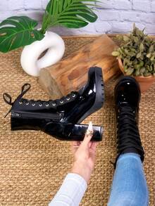 Elegantes, versátiles, modernas y cómodas, estas botas de mujer se adaptan a diversas ocasiones, desde eventos formales hasta salidas informales. Ideales para el otoño e invierno, ofrecen calidez y estilo en climas fríos. Confeccionadas en materiales como, y, estas botas destacan por su suavidad y durabilidad. - Negro - Ver 3