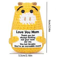 1件长颈鹿手工编织毛绒玩偶挂饰，充满正能量的鼓励话语，也可以作为小礼物送给亲朋好友。可爱的编织玩具非常适合摆放在家中的客厅和书桌上，作为生日礼物和房间装饰的点缀。可爱的玩偶礼物设计和鼓励的话语，温暖又甜蜜！这些可爱的玩偶将永远是你的朋友，它们会让你感到轻松快乐！