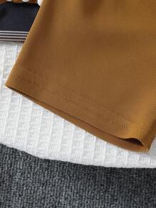 2 pezzi/set Neonato Pagliaccetto con cappuccio a righe nere, bianche e grigie stampato con orso + pantaloncini marroni
