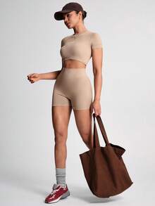 TCVC Bộ áo thun thể thao tay ngắn co giãn cao và quần short dành cho nữ, cổ tròn dệt kim liền mạch, cạp cao kiểm soát bụng, hông đào, chất liệu vải thân thiện với da, ôm sát, thường ngày đa năng, mặc nhiều lớp, phù hợp cho mọi mùa, bộ đồ thể thao & yoga - Màu Khaki - Xem 5