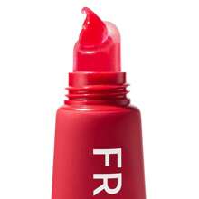 Bálsamo labial brillante Fresh Kiss de ColourPop - Cuidado labial hidratante enriquecido con péptidos, ácido hialurónico, manteca de karité y vitamina E para una fórmula ultra acolchada - Cherry Glaze (0,49 Oz)6hao