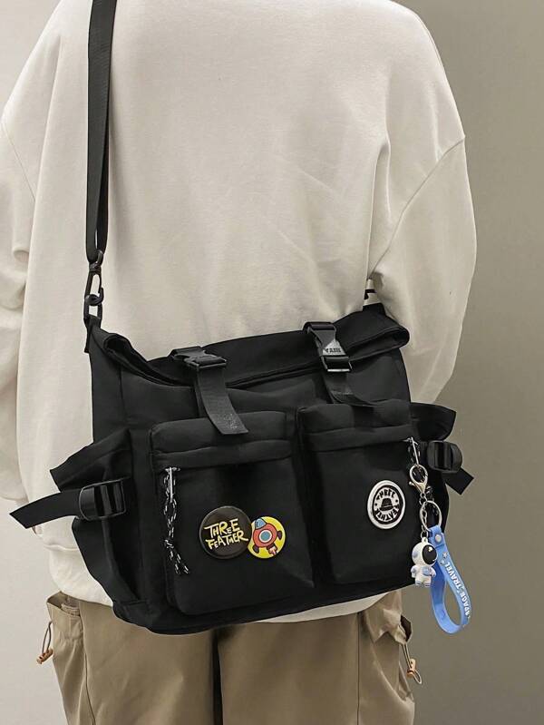 Męska torba listonoszka w jednolitym kolorze z ozdobnym napisem i zawieszką