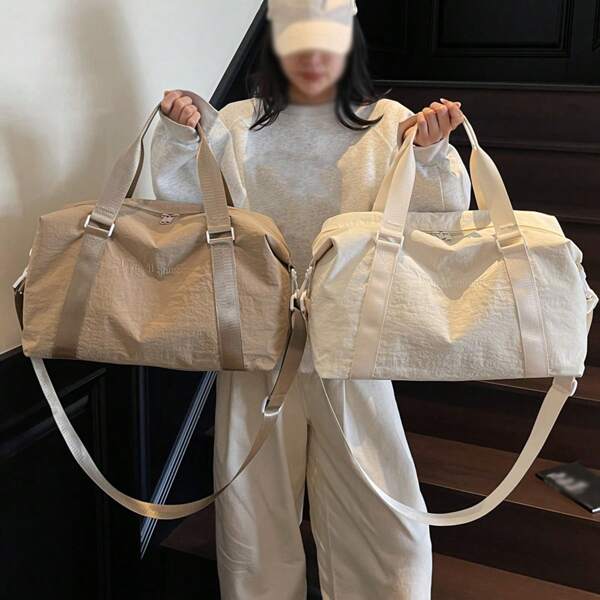 حقيبة سفر يدوية بسيطة ذات لونين. إنها خفيفة الوزن، ذات سعة كبيرة، وهي عنصر أساسي للسفر. تأتي مع حقيبة فصل جاف/رطب، وهي مثالية لممارسة الرياضة في النادي الصحي وتعبئة الملابس الداخلية. يمكن استخدامها أيضًا كحقيبة نهاية الأسبوع، أو حقيبة لطلاب الجامعة للعودة إلى المدرسة، أو حقيبة سفر لليلة واحدة. حقيبة للمدرسة، اكسسوارات المدرسة، أدوات المدرسة