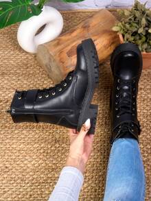 Elegantes, versátiles, modernas y cómodas, estas botas de mujer se adaptan a diversas ocasiones, desde eventos formales hasta salidas informales. Ideales para el otoño e invierno, ofrecen calidez y estilo en climas fríos. Confeccionadas en materiales como, y, estas botas destacan por su suavidad y durabilidad. - Negro - Ver 3