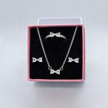 3 PC Ensemble de bijoux en 3 pièces multicolores avec nœud papillon, les plus récents de 2025. Une paire de boucles d'oreilles en argent, une bague en argent et un collier en argent fabriqués à partir de matériaux hypoallergéniques, ornés de diamants taille brillant étincelants et d'éléments de nœud papillon rouge passionné, avec des ornements de diamants en forme de cœur simples mais élégants. Parfait pour les anniversaires, les cadeaux, les fêtes de vacances et le port quotidien - Idéal pour les symboles d'amour/ à durée limitée