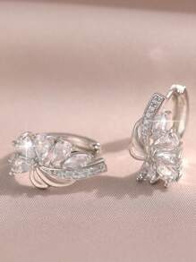 1 paire de boucles d'oreilles créoles avec fleur blanche en zirconium cubique pour femmes et filles, à porter au quotidien, pour fête, mariage ou en cadeau