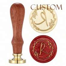 1 PEZZO PERSONALIZZATO Timbro per ceralacca da 2,5 cm con manico in legno per artigianato, buste, confezioni regalo, lauree, inviti di matrimonio, multifunzionale, ornamentale, riutilizzabile, raffinato, elegante, di alta qualità, colorato, moderno, personalizzato, unico, regalo ideale per lui, regalo ideale per lei, fidanzato, papà, fidanzata, mamma, famiglia, amici, sala da tè, casa, giardino, ufficio, per anniversari, per San Valentino, per la Festa della Mamma, per compleanni, per la Festa del Papà, per lauree, per matrimoni, per il riscaldamento della casa, per scrapbooking e forniture per timbri