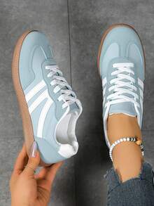 青少年休闲低帮运动鞋 - 时尚色块设计，清新蓝白配色，舒适系带，适合休闲装，复古风格，仿皮鞋面，PVC 鞋底，EVA 鞋垫，适合所有季节，日常鞋履 | 复古运动鞋