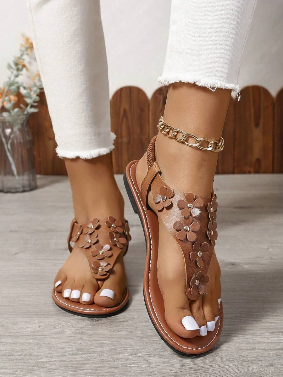 女士宽码及加大码凉鞋，铆钉花朵装饰，弹性踝带，镂空露趾，防滑，户外舒适圆头平底凉鞋，白色、黑色、棕色、米色、绿色、蓝色、金色、橙色、黄色可选，宽楦设计，夏季旅行必备