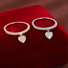 1 件精美心形吊坠设计戒指，镶嵌合成锆石，适合女士