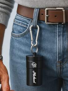 1 Stück personalisierter tragbarer Aschenbecher-Schlüsselanhänger, individuell anpassbarer Edelstahl-Aschenbecher für Outdoor mit guter Dichtung, ideal als Geschenk für Freund/Vater/Freunde/Lehrer, geeignet für Bar, Geburtstag, Jahrestag, Hochzeit, Valentinstag, Outdoor, Sommerurlaub