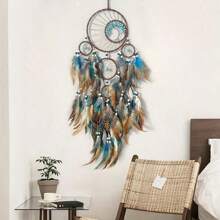 Un atrapasueños hecho a mano con plumas de color azul brillante, verde y marrón - Decoración colgante de pared con el árbol de la vida, estilo bohemio, perfecto para Navidad o habitación con temática de hadas, decoración de plumas