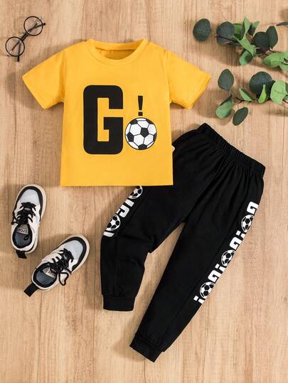 2 件装年轻男孩休闲字母图案 T 恤和足球图案运动裤套装，夏季新款活力运动套装，活力黄色和足球印花，非常适合日常/学校穿着