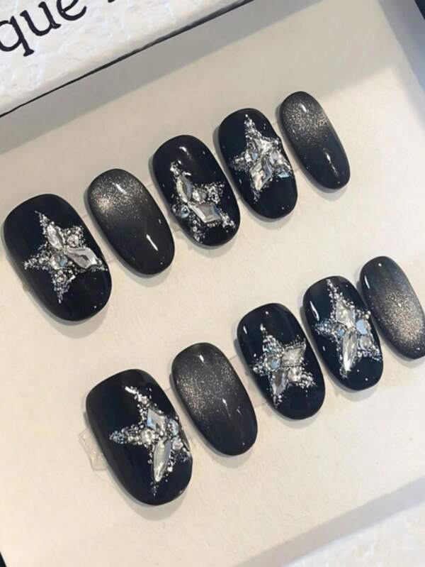 Dix pièces de faux ongles courts et ovales, de style doux et cool. Yeux de chat en cristal sombre, diamants d'étoiles à cinq branches brillantes, avec un charme unique, vous rendant plus raffinée. Cet ensemble de décoration d'ongles , couvrant l'ongle entier et des pièces factices, convient à un port quotidien lors de fêtes et de danses. Ils peuvent être pressés et réutilisés. Offrez de la colle de gelée et des bobines en cadeau.