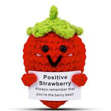 1 pieza Muñeca de peluche con trenzado a mano con forma de fresa. Las palabras de energía positiva y ánimo también se pueden dar como pequeños regalos a amigos y familiares. Los adorables juguetes de punto son muy adecuados para la sala de estar y el escritorio en el hogar, como regalos de cumpleaños y adornos decorativos para la decoración de la habitación. ¡El diseño de muñeca encantadora y las palabras alentadoras son muy cálidas y dulces! ¡Estas adorables muñecas siempre serán tus amigas y te harán sentir relajado y feliz!