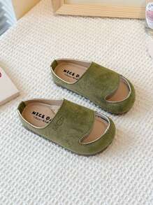 Este es un par de chanclas para niños con puntera. El estilo es de una sola pierna y el material de la parte superior parece ser de ante. La suela es gruesa. Este calzado unisex para niños pertenece a la edición coreana minimalista del verano de 2025.