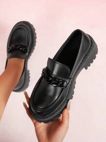 Mocassini platform con punta tonda neri da donna, nuova moda 2025 con catena e fibbia decorativa, scarpe piatte retrò versatili per pendolari, con suola impermeabile, soffice e comoda, slip-on casual