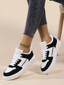女士休闲鞋、时尚运动鞋、街头风格白色鞋子、轻便滑板鞋 - 黑與白 - 查看 1