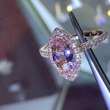 Anel feminino de cobre banhado a ouro rosa de luxo, incrustado com zircônia cúbica sintética brilhante em corte oval, anel de noivado/casamento que simboliza beleza e elegância, presente perfeito para aniversário/dia dos namorados