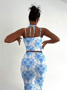 女士复古印花性感露背吊带背心和半身裙两件套，非常适合夏季穿着。