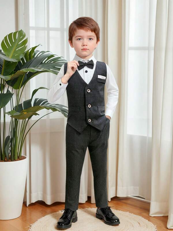 بدلة رسمية للأولاد الصغار موديل 2024، مكونة من 4 قطع تشمل قميص وسترة وربطة عنق وبنطلون، مناسبة للمناسبات الرسمية وذات تصميم كاجوال وأنيق