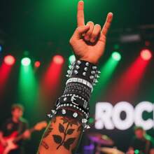 Brazalete de remaches negro multicapa, colgante con forma de corazón, brazalete de cadena con tachuelas, pulsera deportiva punk rock ajustable