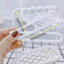 11/10 piezas Juego de mini perchas para Labubu, Estante de ropa para muñecas de 17 cm con ensamblaje modular, Mueble de casa de muñecas de plástico blanco Kawaii, Organizador de ropa mini para estante de ropa de muñecas - Para armario de BJD/muñecas, Accesorios de fotografía de juguetes, Exhibición de cosplay, Decoración de habitación Kawaii, Regalo de cumpleaños para coleccionistas