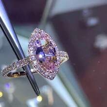 Anel feminino de cobre banhado a ouro rosa de luxo, incrustado com zircônia cúbica sintética brilhante em corte oval, anel de noivado/casamento que simboliza beleza e elegância, presente perfeito para aniversário/dia dos namorados