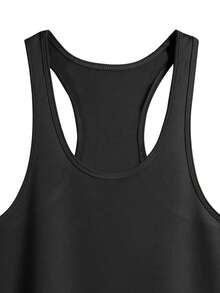 男士无袖健身背心采用工字背设计，让手臂活动更自由，适合力量训练和户外骑行，透气且不受限制