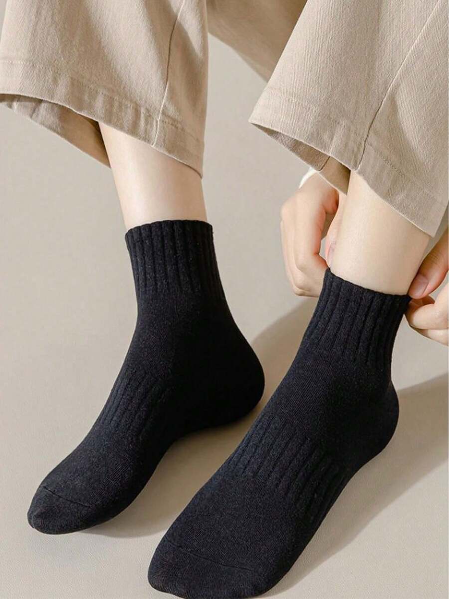 5 Pairs Women's Black Breathable Sweat-Absorbent Short Socks, Simple Casual Sports Socks For All Seasons - Black - View 1