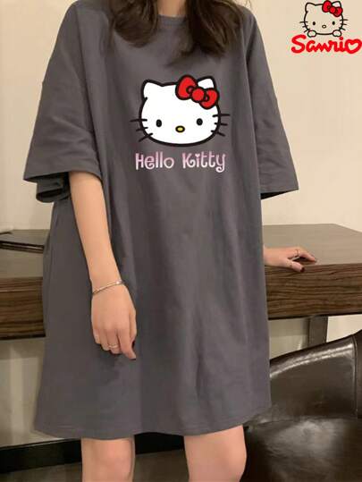 Sanrio A Crewneck Long-Sleeve Bathrobe-Style Pajama With A Cartoon Hello Kitty Pattern. For Summer, It Is A Comfortable, Loose, Breathable, Lightweight, Casual And Sweet-Style Home Long Dress Designed For Women, Suitable For Daily Home Wear And Outdoor Vacations. For Autumn And Winter, There Is Also A Fleece-Lined, Thickened Version Made Of Imitation Cashmere, Flannel And Corduroy, Functioning As A Bathrobe.