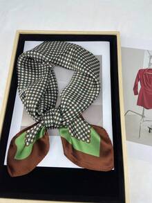 1条70厘米女士仿丝缎头巾，黑白几何图案方格印花，多功能头巾，可作头带、颈巾、发饰，适合度假和日常穿着。