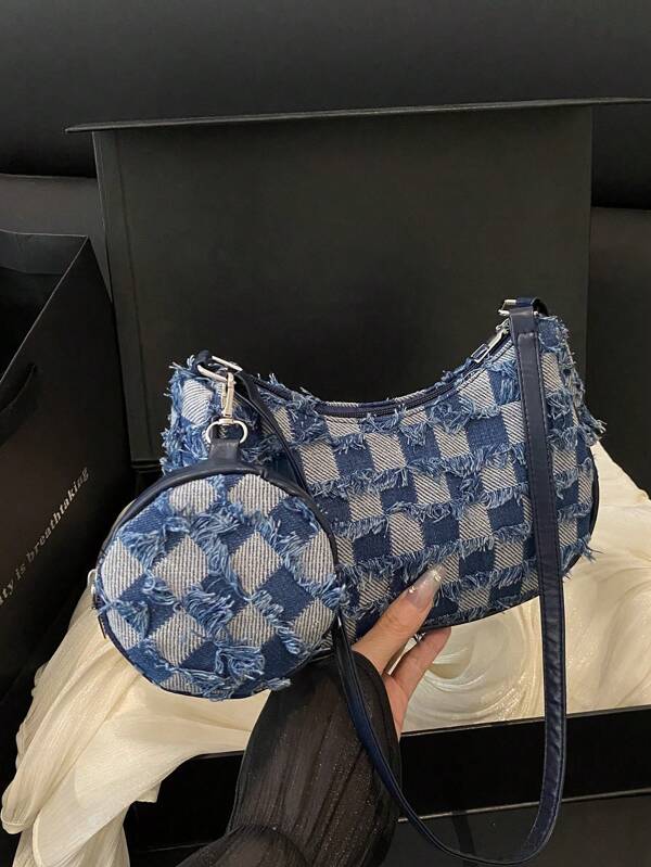 Esta bolsa de hombro cruzado sencilla y de moda es casual y versátil. Viene con una pequeña bolsa redonda y es adecuada para el uso diario de las mujeres cuando salen.