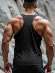 男士无袖健身背心采用工字背设计，让手臂活动更自由，适合力量训练和户外骑行，透气且不受限制