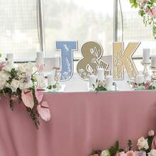 1 件木制装饰品，字母设计家居装饰工艺品