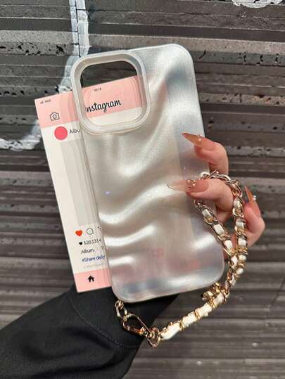 Funda con cadena de asa dorado y blanco con perlas en onda compatible con iPhone 11, 11Pro, 11ProMax, 12, 12 Pro, 12ProMax, 13, 13Pro, 13ProMax, 14, 14Pro, 14PLUS, 14ProMax, 15, 15Pro, 15PLUS, 16, 16Pro, 16ProMax, 16PLUS | Diseño de lujo con textura