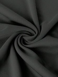 男士无袖健身背心采用工字背设计，让手臂活动更自由，适合力量训练和户外骑行，透气且不受限制