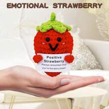 1 pieza Muñeca de peluche con trenzado a mano con forma de fresa. Las palabras de energía positiva y ánimo también se pueden dar como pequeños regalos a amigos y familiares. Los adorables juguetes de punto son muy adecuados para la sala de estar y el escritorio en el hogar, como regalos de cumpleaños y adornos decorativos para la decoración de la habitación. ¡El diseño de muñeca encantadora y las palabras alentadoras son muy cálidas y dulces! ¡Estas adorables muñecas siempre serán tus amigas y te harán sentir relajado y feliz!