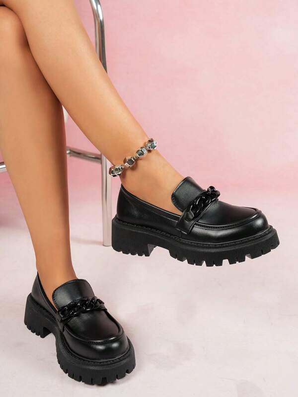 Mocassini platform con punta tonda neri da donna, nuova moda 2025 con catena e fibbia decorativa, scarpe piatte retrò versatili per pendolari, con suola impermeabile, soffice e comoda, slip-on casual