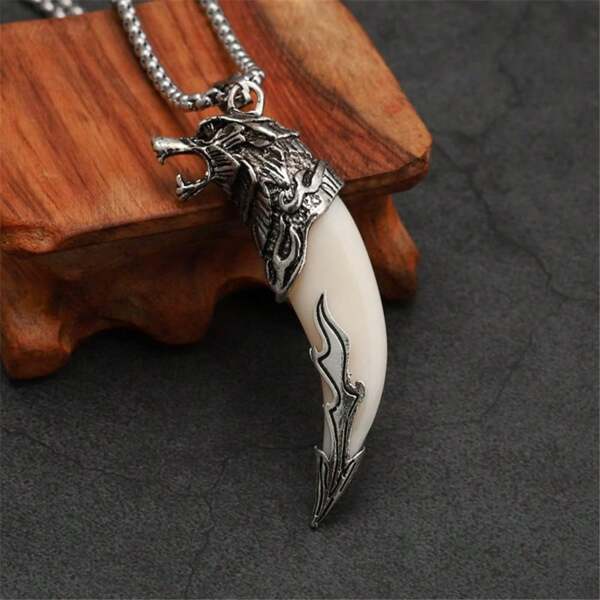 A Retro And Powerful Resin Wolf-Tooth Men's Pendant Necklace, With A High-End Design, Is Suitable For Casual Wear At Daily Parties