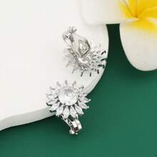 2 Peças de Novos Clipes de Orelha Estilosos em Formato de Girassol, Exquisitos e Brilhantes, Adornados com Pedras de Zircônia, Joias Femininas Elegantes, Doces e Versáteis, Adequadas para Qualquer Ocasião. Também Podem Ser Dados como Presentes para Amigos ou Entes Queridos.