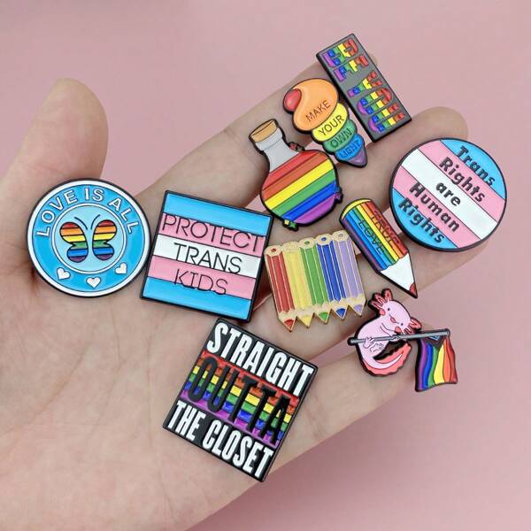 1 Stück/5 Stück/10 Stück universelle LGBTQ-Emaille-Anstecknadeln, Kleidung Rucksack Dekoration Gedenk-Abzeichen Buchstabe Straße Zinklegierung Cartoon Brosche, Rucksack für alle Jahreszeiten für Schule, KPOP-Tasche, Lehrerbedarf, Bürozubehör, Hemden, Jacken, Schmuck, Herbst-Winter-Accessoires, geeignet für Jugendliche, Jugendliche, Männer, Lässig, Outdoor, Sport, Urlaub, Abschlussgeschenke, Geburtstag, Alltagskleidung, witzige, süße Geschenke für Lehrer, Halloween-Accessoires, Lehrertag, Weihnachtsgeschenke für Männer, Taschenbroschen