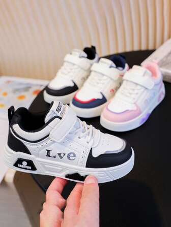 1 双儿童运动鞋，室内/室外运动和休闲滑板鞋，低帮，魔术贴绑带，易于穿着，轻便，透气，防滑，PU 皮革，缓冲，快干，防水，防滑，耐用的拼布设计