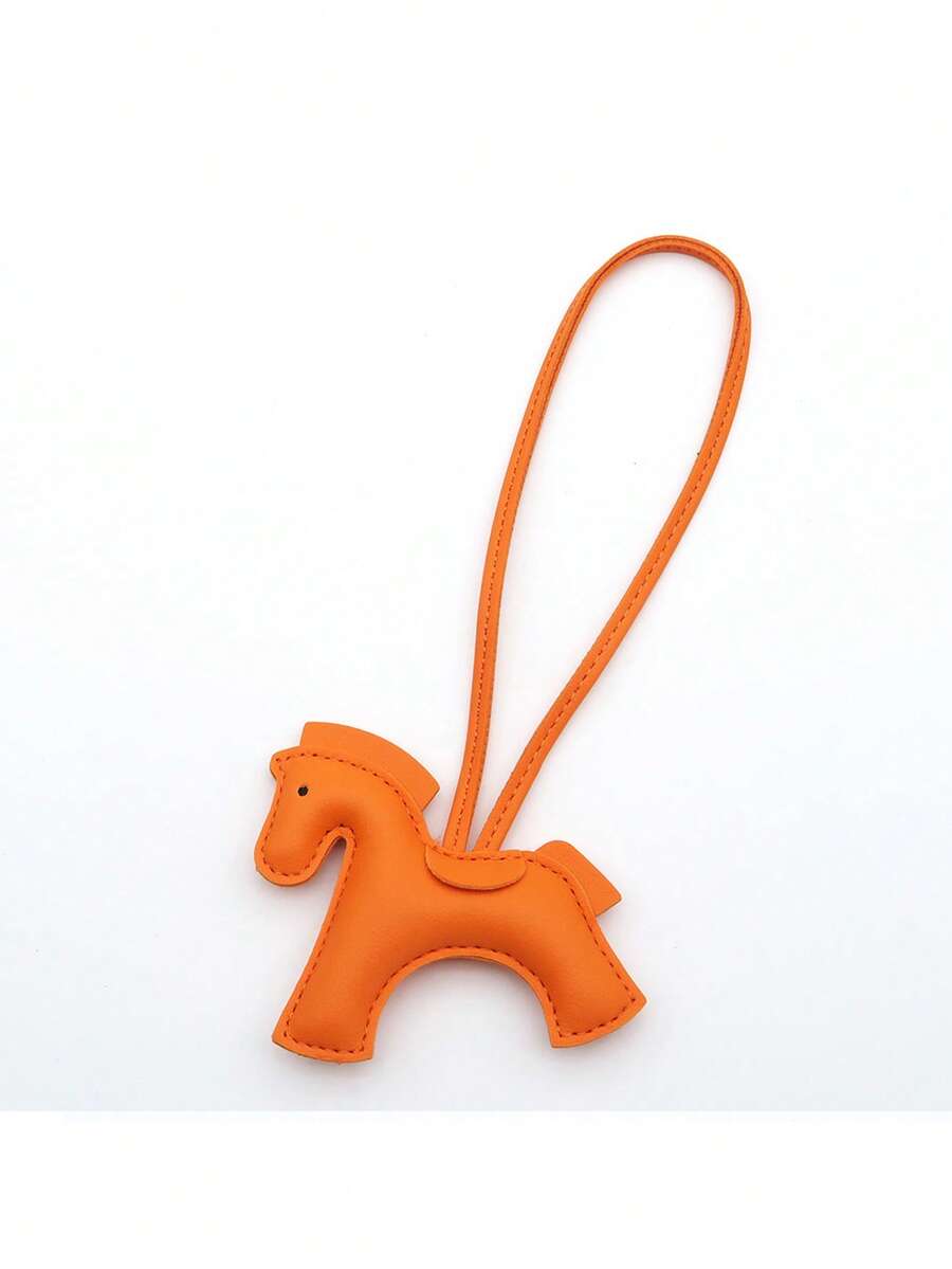 1件纯色PU材质，时尚优雅，简约百搭，个性十足，可爱有趣的动物造型，马和小马造型，可作背包、单肩包、斜挎包、手提包、托特包、腋下包、化妆包、其他收纳包、挂件、车挂件、钥匙扣、腰带挂件、行李挂件、身份识别挂件等。适合情侣、女友、学生、男女上班、通勤、日常约会、度假、旅行和商务出行。也适合男士、节日、送给女友、母亲、作为小礼物、生日礼物。