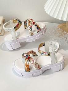 2025年夏季新款儿童女童高跟凉鞋，软底花卉图案公主休闲凉鞋