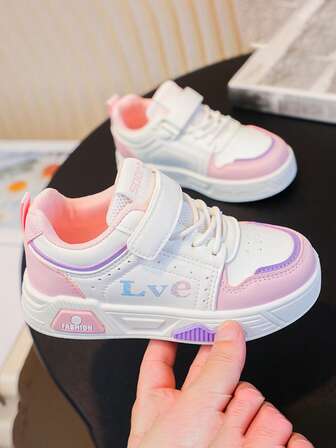 1 双儿童运动鞋，室内/室外运动和休闲滑板鞋，低帮，魔术贴绑带，易于穿着，轻便，透气，防滑，PU 皮革，缓冲，快干，防水，防滑，耐用的拼布设计