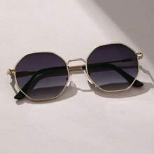 1副女士时尚多边形金属框眼镜，渐变镜片，适合日常佩戴、驾驶、旅行、聚会等场合。