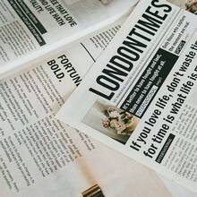 2Pcs English Newspaper Photography Props Fashion Clothing Home Decor Food Photography Background Props Flower Wrapping Paper Atmosphere Decoration Fall Decor - Multicolor - View 5